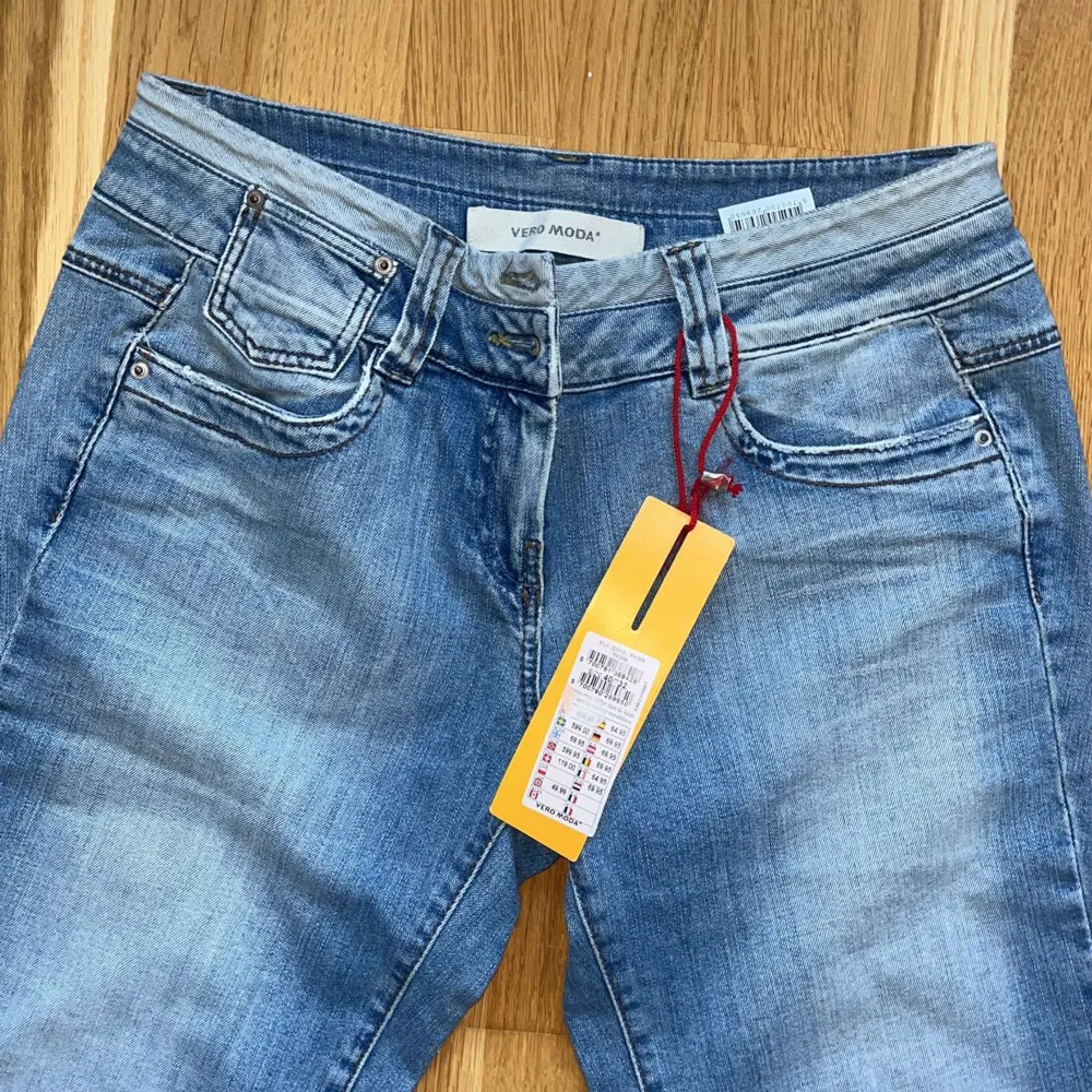 Otroligt snygga jeans som är vintage från Vero Moda ⚡️ Jeansen är aldrig använda (därav prislapp kvar) och är ifrån mina föräldrar’s gamla butik som dom ägde runt 2000-talet. Dessa passar någon som har 40, 38 eller 36, beroende på passform ⚡️nypris: 599kr. Jeans & Byxor.