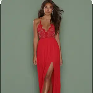 Ny jättefin röd klänning inköpt på Nelly. Säljes pga av för liten storlek . St 38 men är mer 34-36