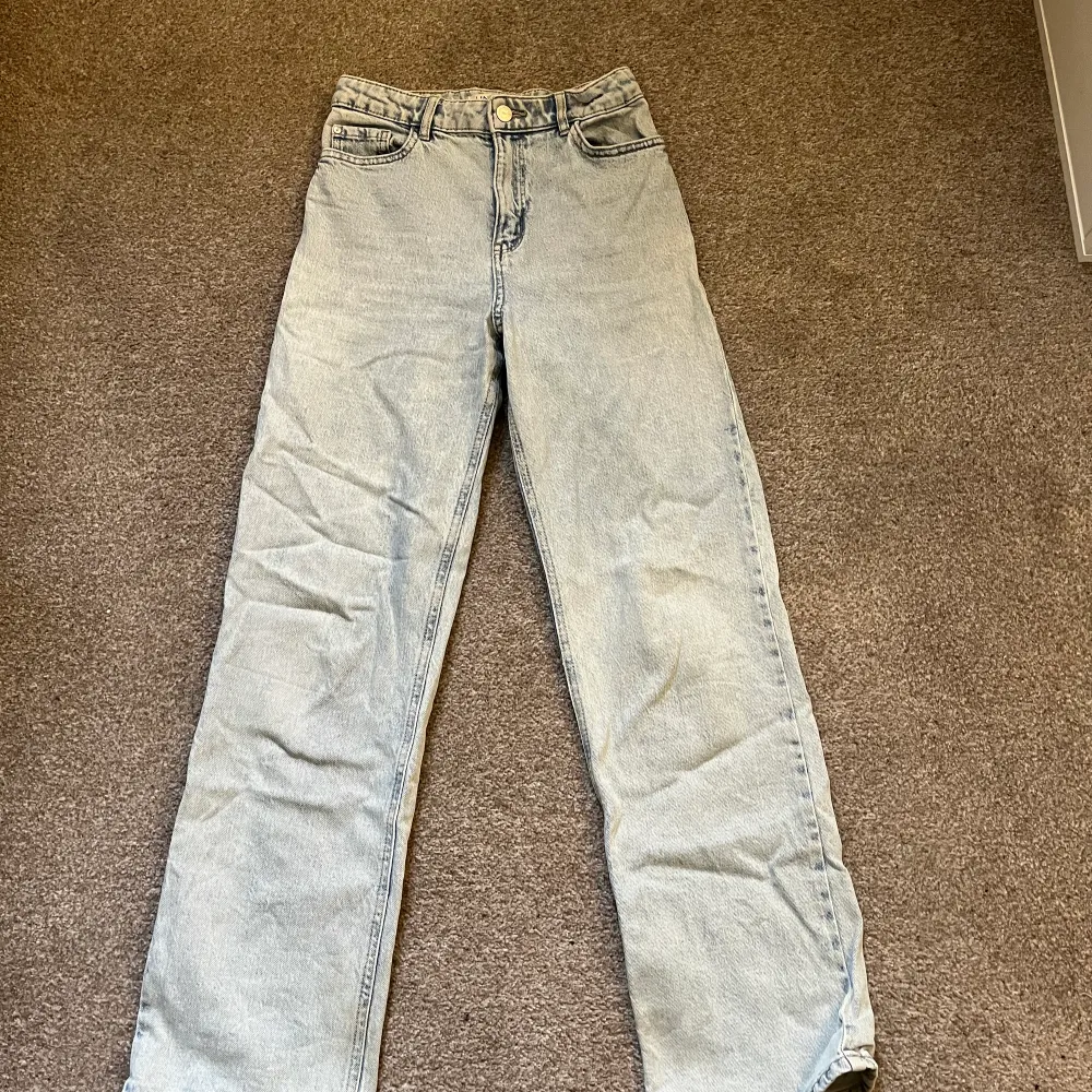 Ljusblå jeans från Lindex, storlek 158, bra skick men lite slitna längst ner då dom är lite för lång, högmidjade och vida:). Jeans & Byxor.