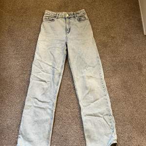 Ljusblå jeans från Lindex, storlek 158, bra skick men lite slitna längst ner då dom är lite för lång, högmidjade och vida:)