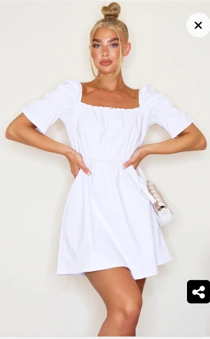 Studentklänning  - En oanvänd superfin studentklänning från prettylittlething, säljer pågrund av att jag redan har en annan klänning. Köpt för cirka 230kr. Har ej några egna bilder på klänningen så bilderna är tagna från hemsidan Den är i size 6 vilket motsvarar XS/S   