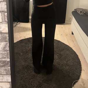 Kostymbyxor  - Säljer dessa högmidjade kostymbyxor då de inte passar mig längre. Väl använda därav ett lägre pris, inga slitningar däremot lite noppriga men går att få bort.  Köparen står för frakten! Jag är 169 som referens.
