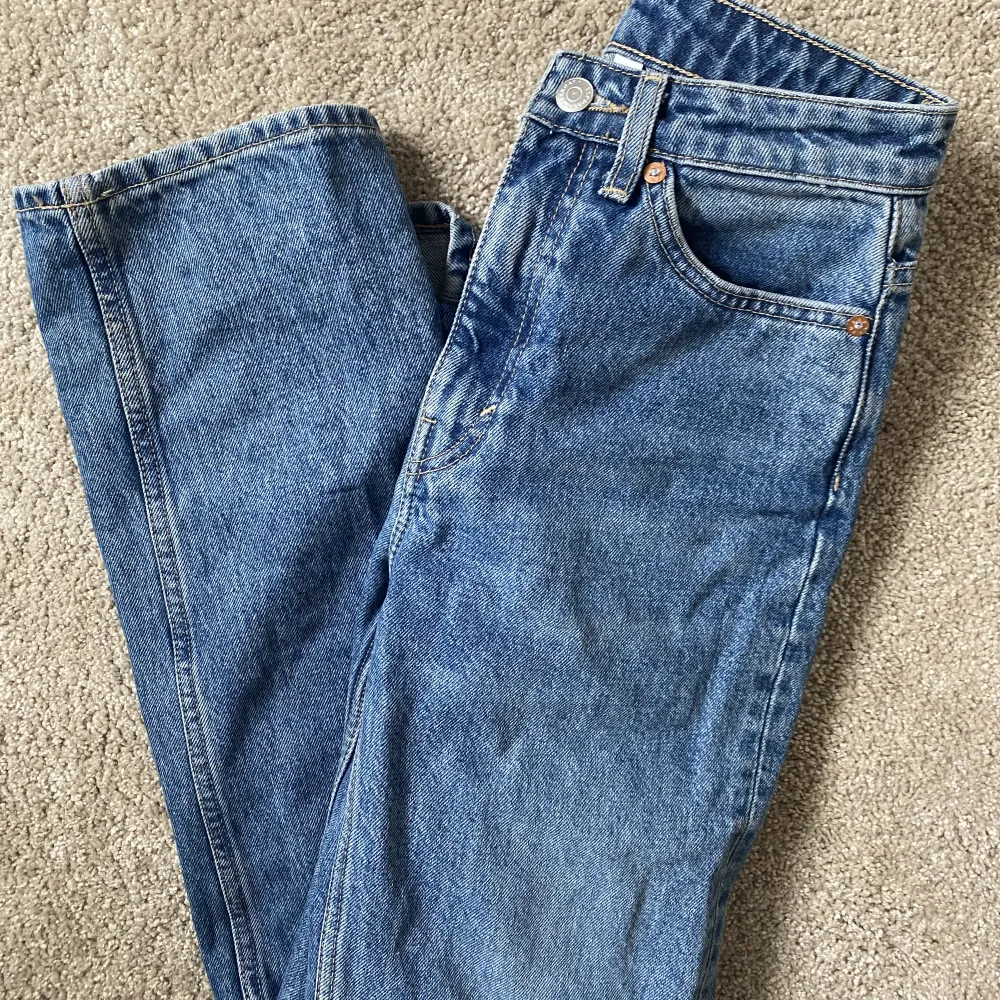 säljer nu mina voyage jeans från weekday då de inte passar! bilden från weekday är rätt modell men annan färg, mina är något mörkare! Storlek 24/30 skulle säga att det motsvarar 32/34 eller xs/s! Super skick köpt för 500kr. Jeans & Byxor.