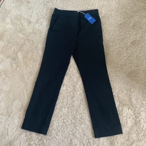 Kostymbyxor - Kostymboxor från cos köpa på sellpy. Har inte använt pga att de inte passar mig. Strl 38. Mörkblå/svart.
