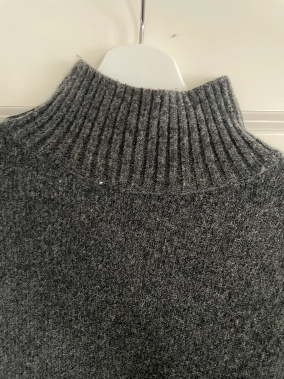 Stickad tröja mörkgrå 