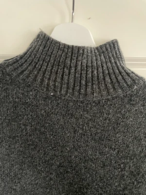 Stickad tröja mörkgrå  - Mörkgrå stickad tröja, H&M.  Stl M, sparsamt använd. 