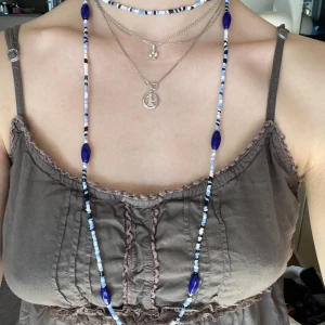 Somrigt halsband - jättefint halsband som passar perfekt nu till sommaren! Det är väldigt långt så man kan ha det bara för sig själv eller så snurrar man som jag gjort och får denna coola looken!  Frakt ligger på 15kr🫶🏻