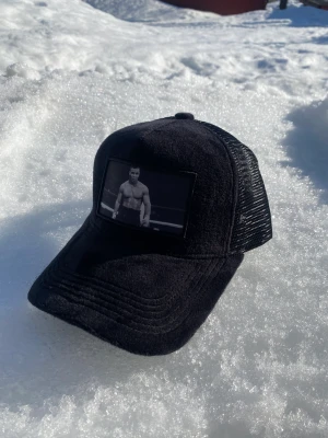 Velvet kepsar - Vi är ett uf företag som säljer velvet kepsar med sport motiv. Skick 10/10=nya. TYSON 1 tillgänglig nu. 