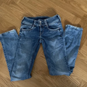 Pepe jeans - Säljer ett par pepe jeans, vet tyvärr inte vilken storlek det är men detta är mammas gamla så skulle nog säga 27/32 eller 27/34. Passar någon som är runt omkring 165-170. Nypris: 999kr mitt pris: 260+frakt❤️