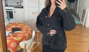 Svart Jeansjacka - Knappt använd jeansjacka från monki! 