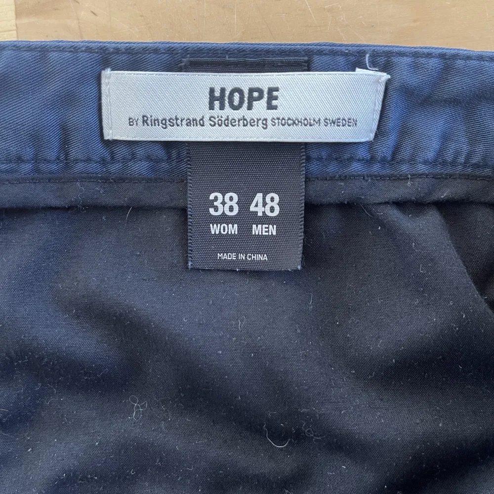 Två byxor i tunnare material från Hope. Fint skick. Perfekt nu under vår och sommar. Säljes som par. Strl 38/48 . Jeans & Byxor.