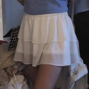 En vit jättefin kjol perfekt till sommaren o typ skolavslutningen! Köpte i butik i Göteborg och har verkligen älskat den!
