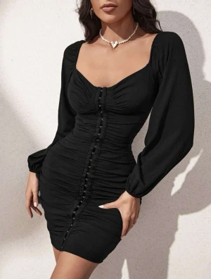 Skit snygg klänning - Denna klänning är aldrig använd och därför säljer jag den för den inte kommit till användning 