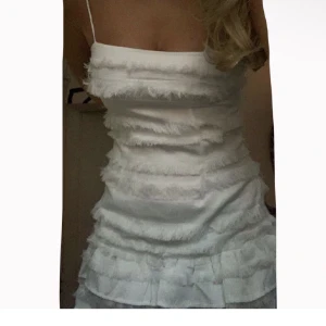 Studentklänning - Säljer denna jätte fina klänningen med fransar från prinsesspolly. Passar jättebra till student/mottagning. Endast använd en gång under min studentmottagnig och känns däröfr som ny. Strl 38 men passar mig som vanligtsvis har 36.