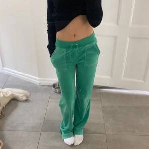 Gröna juicy couture byxor  - Jättefina gröna juicy couture byxor. I fint skick förutom att metallen på snörena har lossnat och byxorna har tappat lite färg längst ner vid foten pga att dem var för långa för mig. 🥰🥰