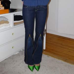 Vårt UF-företag säljer egendesignade jeans!! Dessa jeans har en helt unik bootcut modell gjord av dragkedjor. Midjemått 86, innerbenslängden 80. Frakt tillkommer ❤️