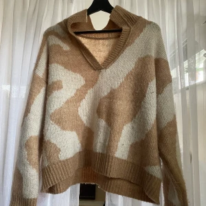 Stickad tröja  - Stickad super fin tröja! Som tyvärr inte kommit till andvänding! 