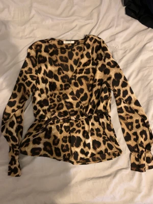 Toppar,  klänningar 60kr/st - 1. Omlottstopp, Pieces: S  2: Klänning från H&M, nyskick: xs  3: Topp Zara: S