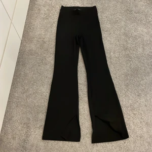 Tights med slit  - Svarta tights med skit nere vid benen. Lite åt det flare hålet på modell. Storlek S från lager 157. Använda 1 gång därför säljer jag dem