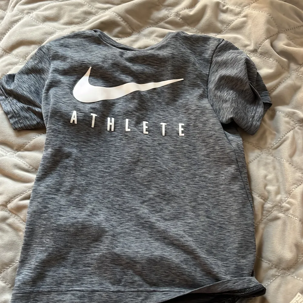 Jättefin grå Nike träningströja i strl xs  men passar mig bra ( kanske lite kort i ärmarna) så skulle säga att de passar de som har strl xs i toppar💓. Toppar.