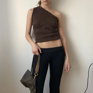 Topp - Fin topp, one shoulder. Köpt secondhand i fint skick!💖