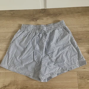 Shorts - Marinblå / vit randiga shorts med ett tunt material, funkar att sova i men även en kväll på stranden med en kofta! ☺️Stretch i midjan med knyte💕