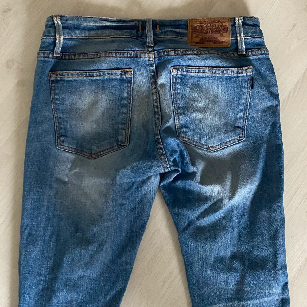 Dessa jeans är väldigt low waist och från Crocker, strl W27/L35. Använda ganska mycket men i bra skick. Jeans & Byxor.