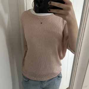 Glittrig tröja - Fint skick! Glittrig, knappar på ärmen (sista bilden)