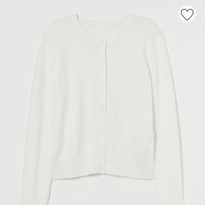 Fintaickad kofta från H&M - Finstickad kofta från h&m, köpt här på plick men alrdig använd av mig. Fint skick🫶 skriv för fler bilder:)