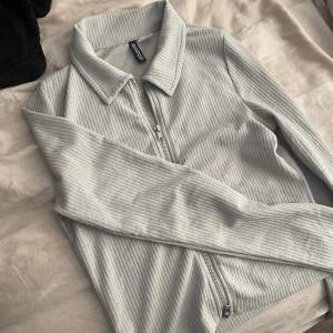 Beige tröja med dragkedja och ”krage” från H&M. Änvänd fåtal gånger, säljer då jag rensar garderoben!