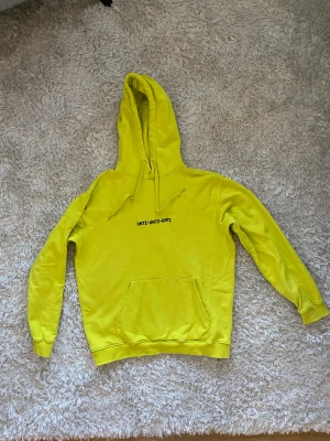 Hoodie från Studio Total Herr - Neongul hoodie från Studio Total i storlek M