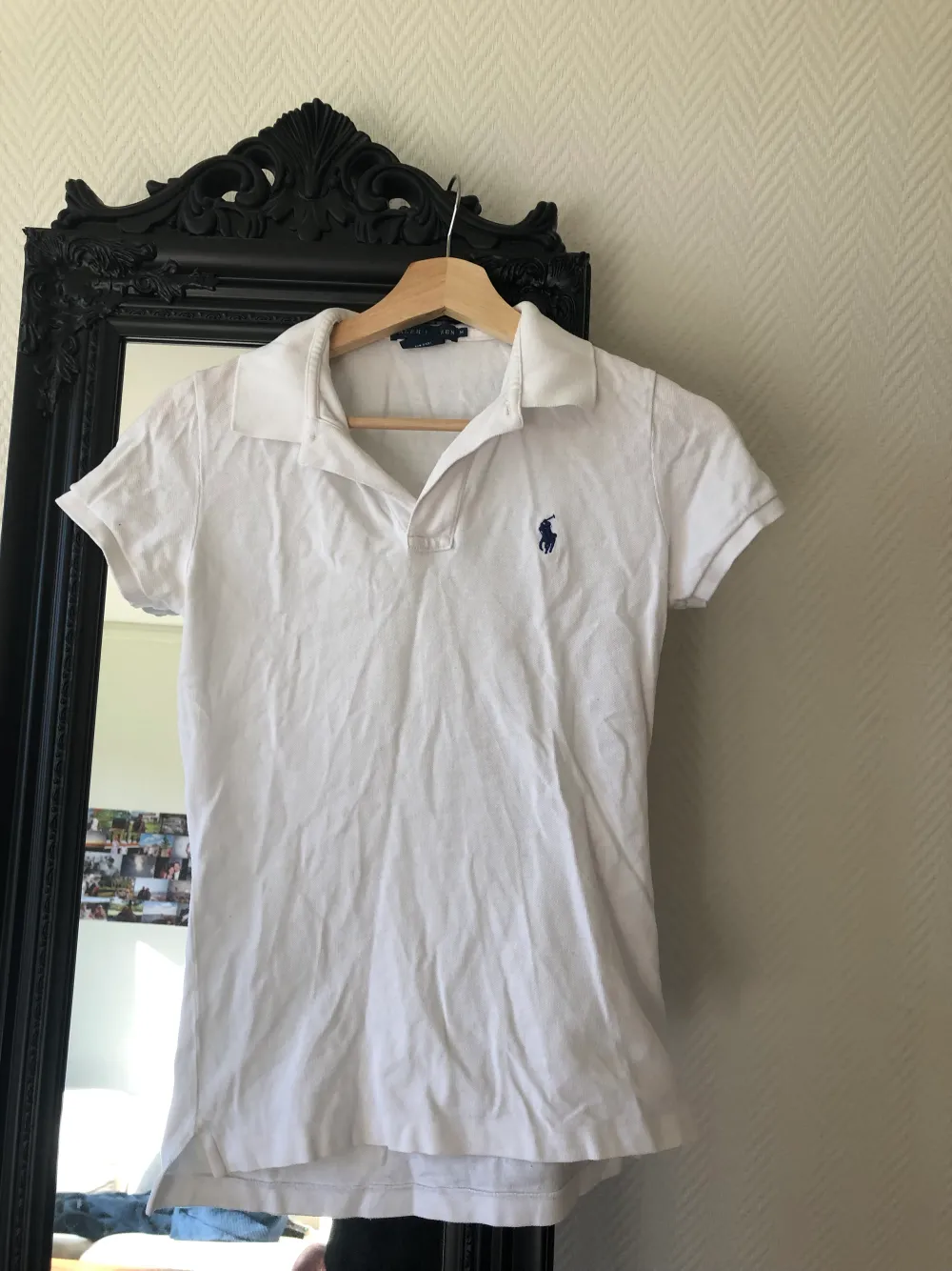 Ralph Lauren polo shirt, THE SKINNY POLO polo! Ny skick, använt sparsamt! Den kostar ny runt 800-1250 kr när jag kollar online, lägre pris då jag vill ha snabb affär pga flytt!. T-shirts.