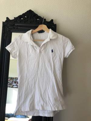 Ralph Lauren polo shirt, THE SKINNY POLO polo! Ny skick, använt sparsamt! Den kostar ny runt 800-1250 kr när jag kollar online, lägre pris då jag vill ha snabb affär pga flytt!