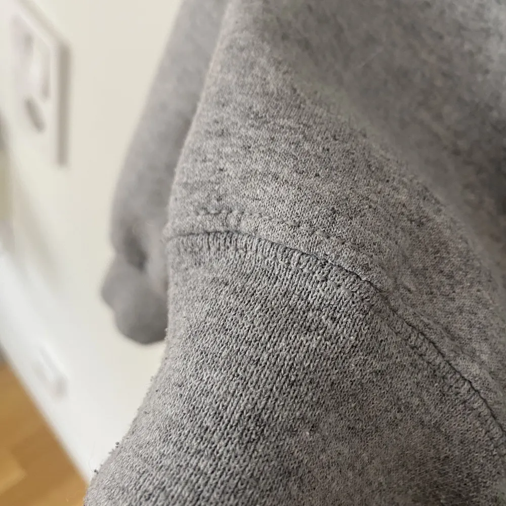 Jerzees sweatshirt i storlek M. Köpt på plick, något nopprig till ytan men i övrigt väldigt fint skick! 50% bomull 50% polyester. Säljer för 169 kr inkl frakt, inte enligt uppgifter nedan. Skriv för köp, betalning sker på Swish!!!!. Hoodies.