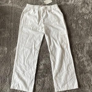 Linnebyxor  - Säljer dessa populära linnebyxor från pull & bear i storlek M pga att de inte är min storlek🩷 De är helt oanvända med prislapp kvar!