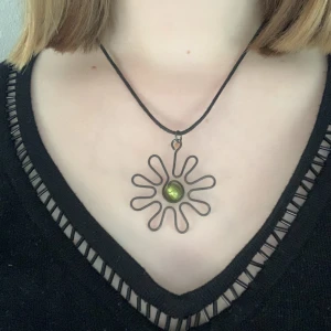 Halsband - Halsband köpt på marknad för 50kr, justerbart, blomman är ca 4 cm bred🌼