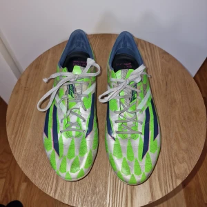 Adidas F50 adizero AG  - Tja säljer mina adidas F50 adizero jag säljer dom bara tyvärr för att dom råkar ej vara i rätt storlek annars hade jag behållt dom men tyvärr så ligger dom bara o samlar damm  Det är i storlek 41 1/3   Kan tänka mig byta skor också i stl 40 2/3 eller 41.
