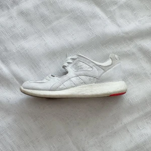 Adidas Equipment Racing - Boost sula, otroligt sköna på sommaren som ett sportigt alternativ till ballerina skor! Originalpris 1400kr