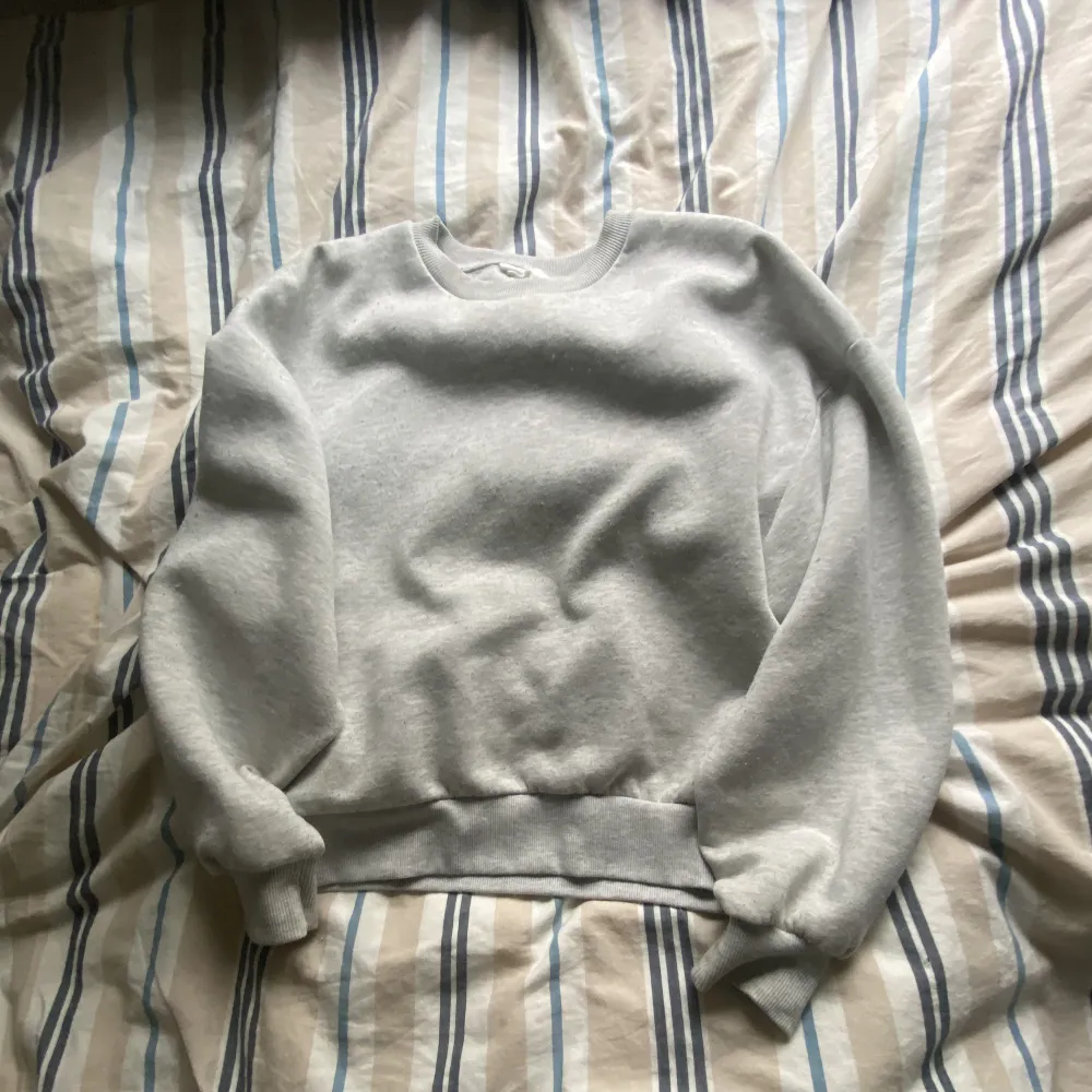 En vanlig grå sweatshirt från Gina Trico. Hoodies.
