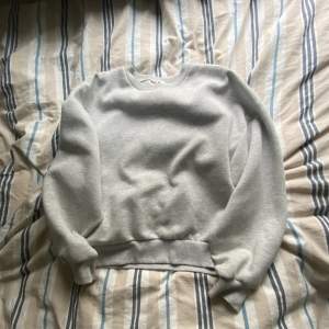 En vanlig grå sweatshirt från Gina Trico