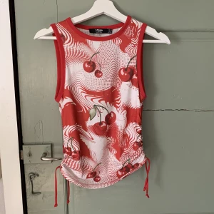 Linne - Snyggt linne med knytning på sidorna, går därmed att justera längden lite. Sitter ganska tajt och kragen är inte stretchig, dock bekväm att ha på sig. Använd vid endast ett tillfälle💕