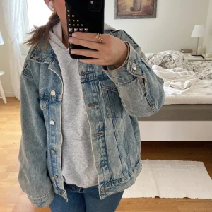 jeansjacka - skitsnygg jeansjacka som jag säljer för att har precis köpt en annan, inte använt mycket och ser ny ut❤️ köpt för 499 kr