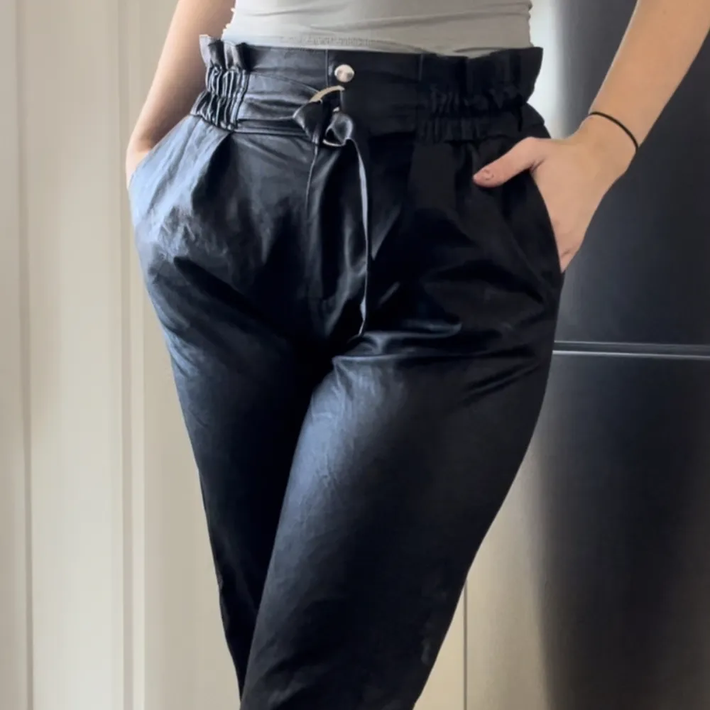 Använt ett fåtal gånger. Skinnbyxor med skärp och resår i midjan. Raka i benen. Lite kortare modell i benen! Jag är 170 cm lång 🤍är tyvärr lite osäker på vilken storlek jag har i dom, om du är intresserad hojta till så kan jag förklara lite mer om dom!. Farkut & Housut.