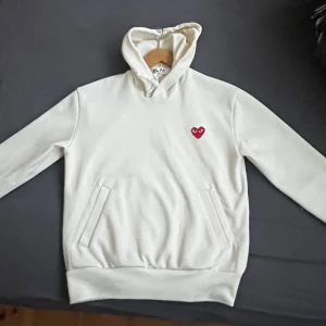 Vit CDG hoodie - Säljer min CDG hoodie pga att den aldrig används.  Köpt för 2500kr på NK Göteborg.  