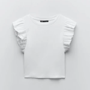 Zara topp med volang - Säljer denna zara toppen i storlek S med volangärm då jag inte använder den längre. Nyskick.