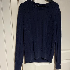 Stickad tröja - En marinblå stickad tröja. I fint skick ☺️