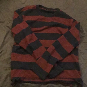 Röd randig tröja  - Inga större defekter Den är typ mörktblå o mörkröd randig 