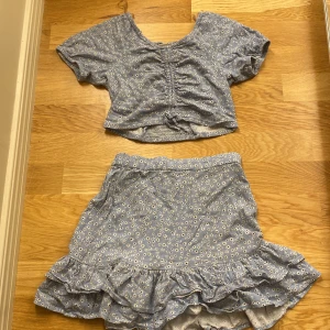 Sommar t-shirt säljs - Setet är från Lindex i storlek 134/140 vilket är för litet för mig darför säljer jag.