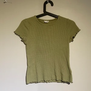Grön tröja från Cubus  - Fin T-shirt med volanger på kanterna. använts flera gånger men i bra skick
