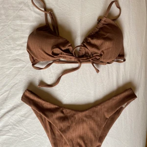 🤎BRUN BIKINI🤎 - Brun bikini från shein i ribbat material! Aldrig använt! Stl M 🤎🐻